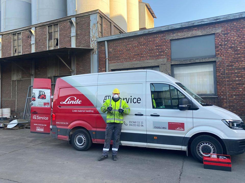 Medewerker Linde voor busje van Linde Service - Novemberupdate Covid-19