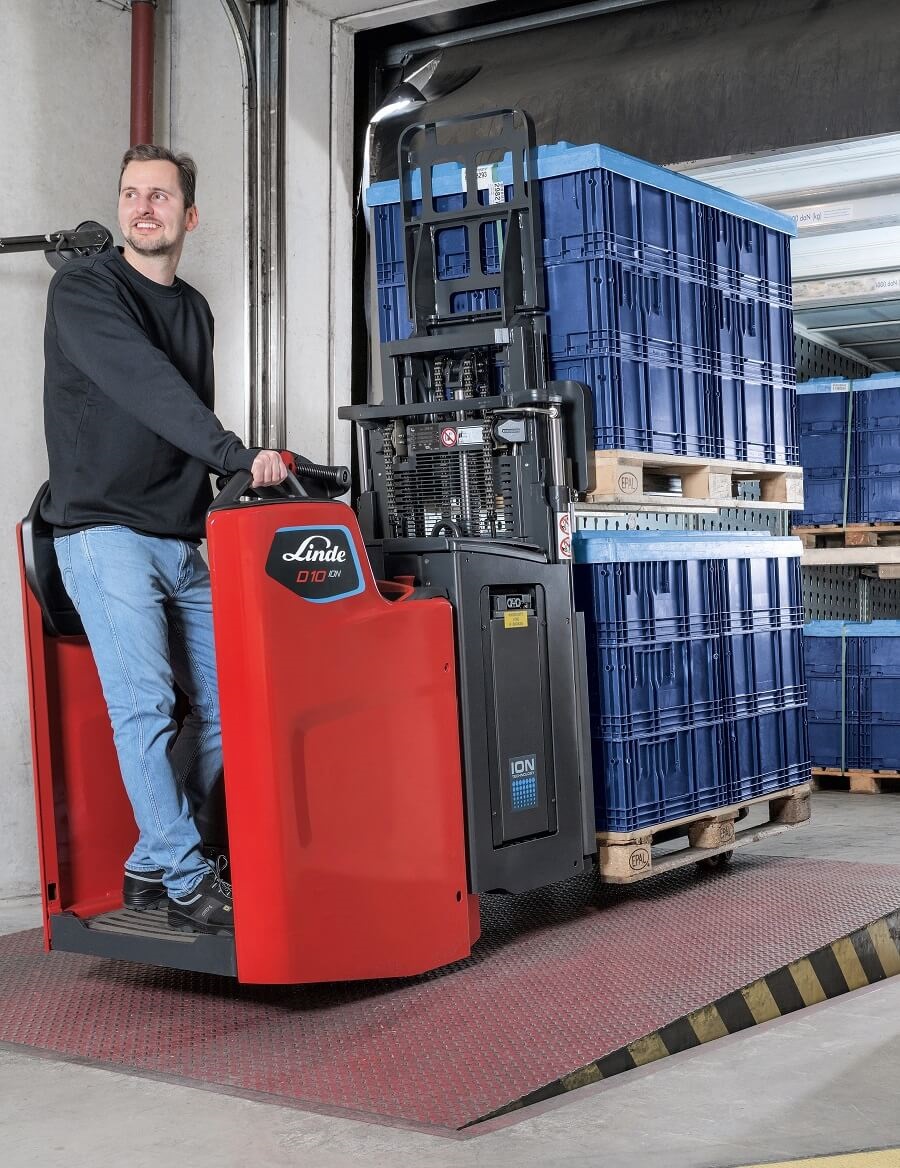 Medewerker manoevreert vracht uit vrachtwagen - Extra smalle FP stapelaars en transpalletten