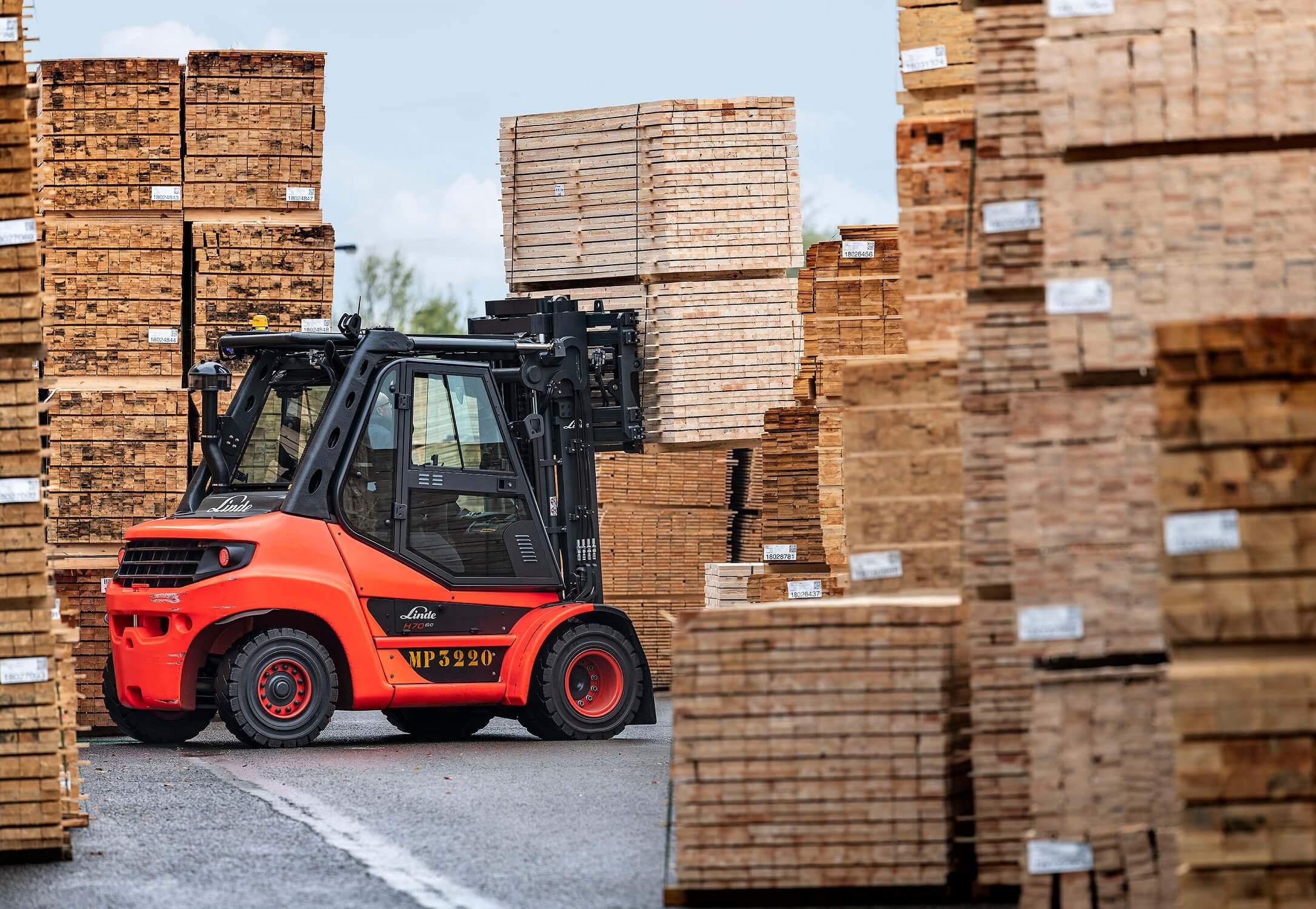 Linde thermische heftruck H70 buiten met stapels hout