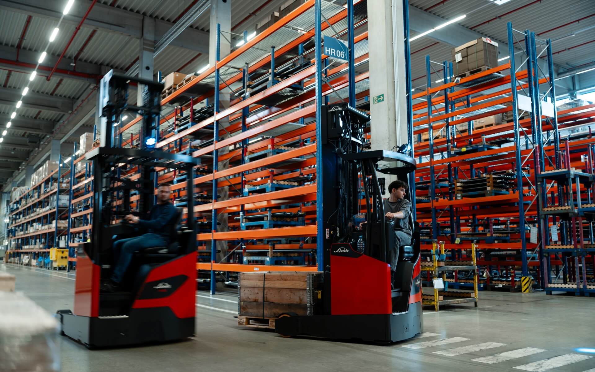 2 Linde Ri14 - Ri18 reachtrucks in een magazijn