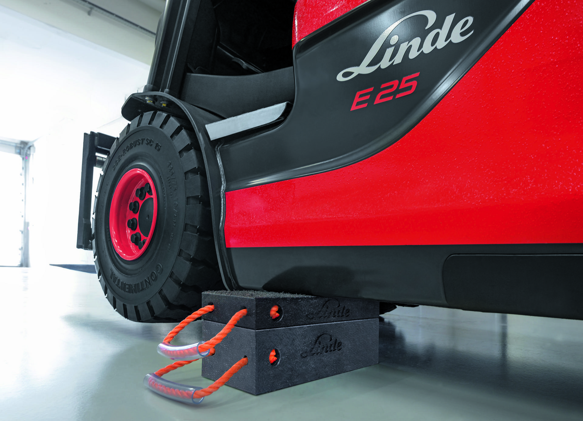 Elektrische heftruck Linde E25 banden vervangen