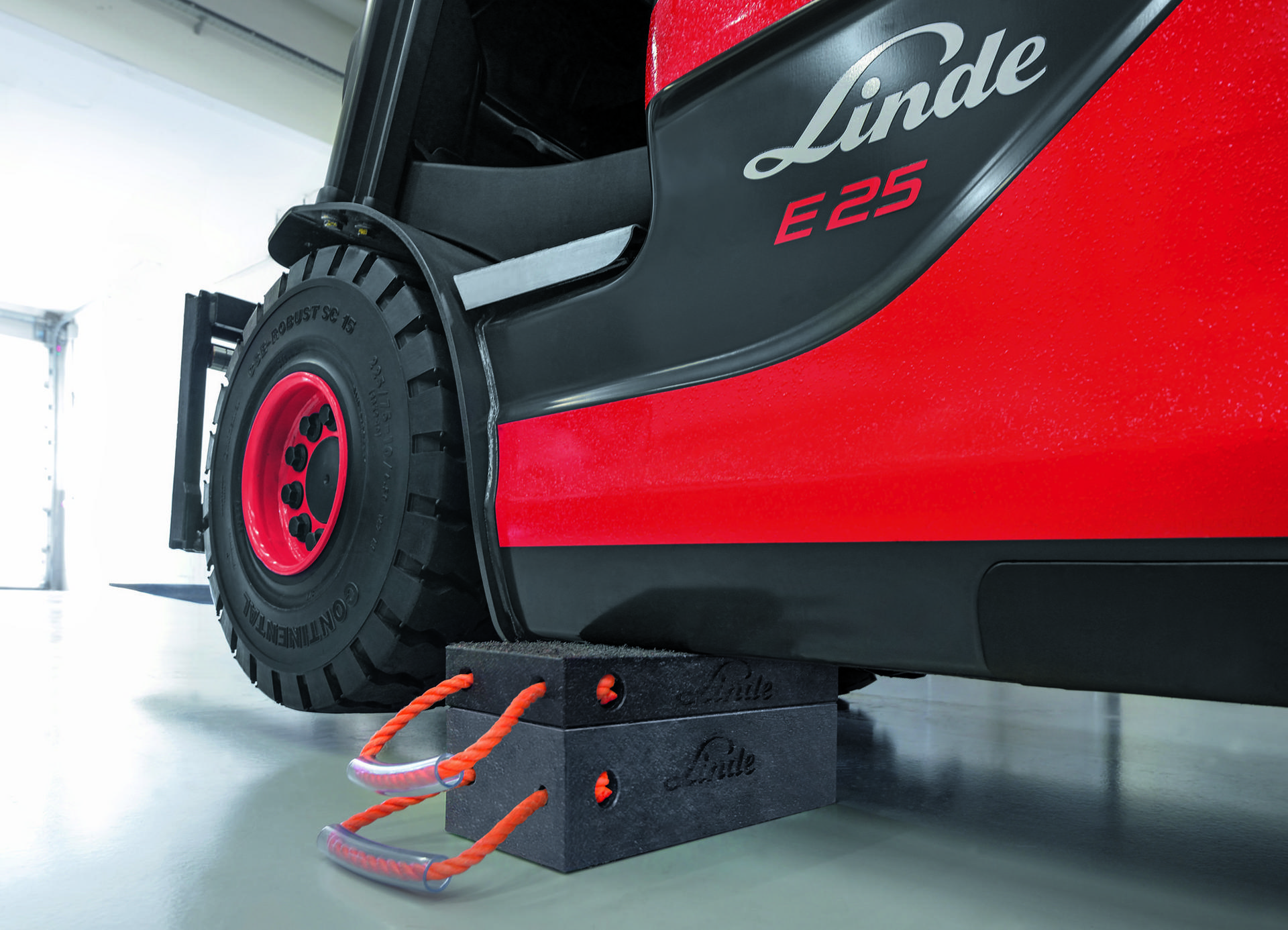 Remplacer les pneus d'un chariot élévateur électrique Linde E25