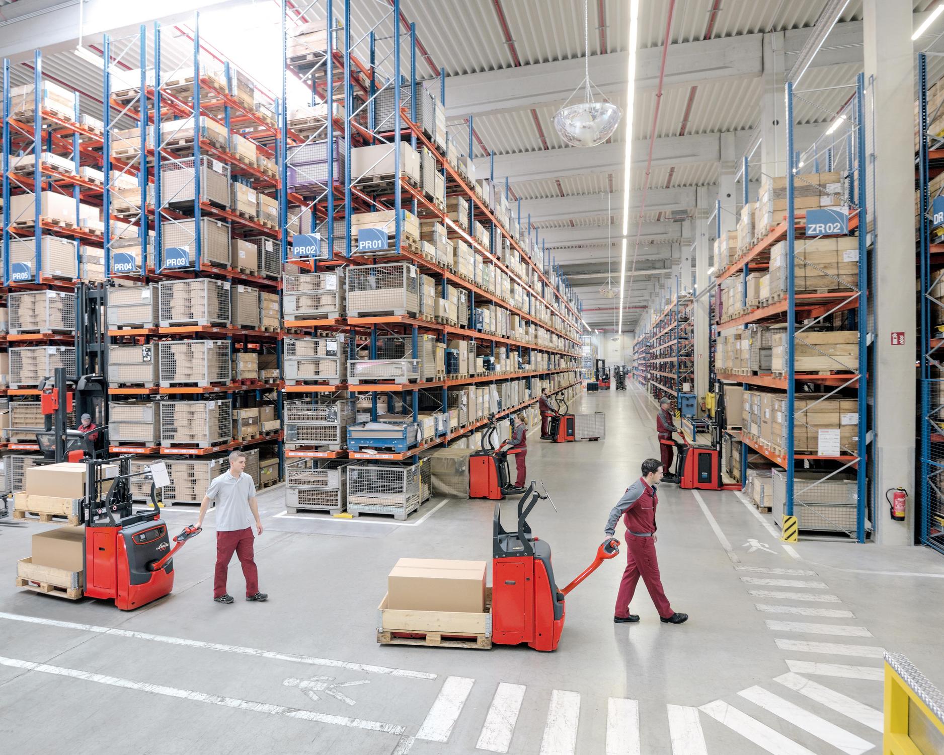 Linde D10 stapelaars reachtrucks en smallegangentrucks in magazijn