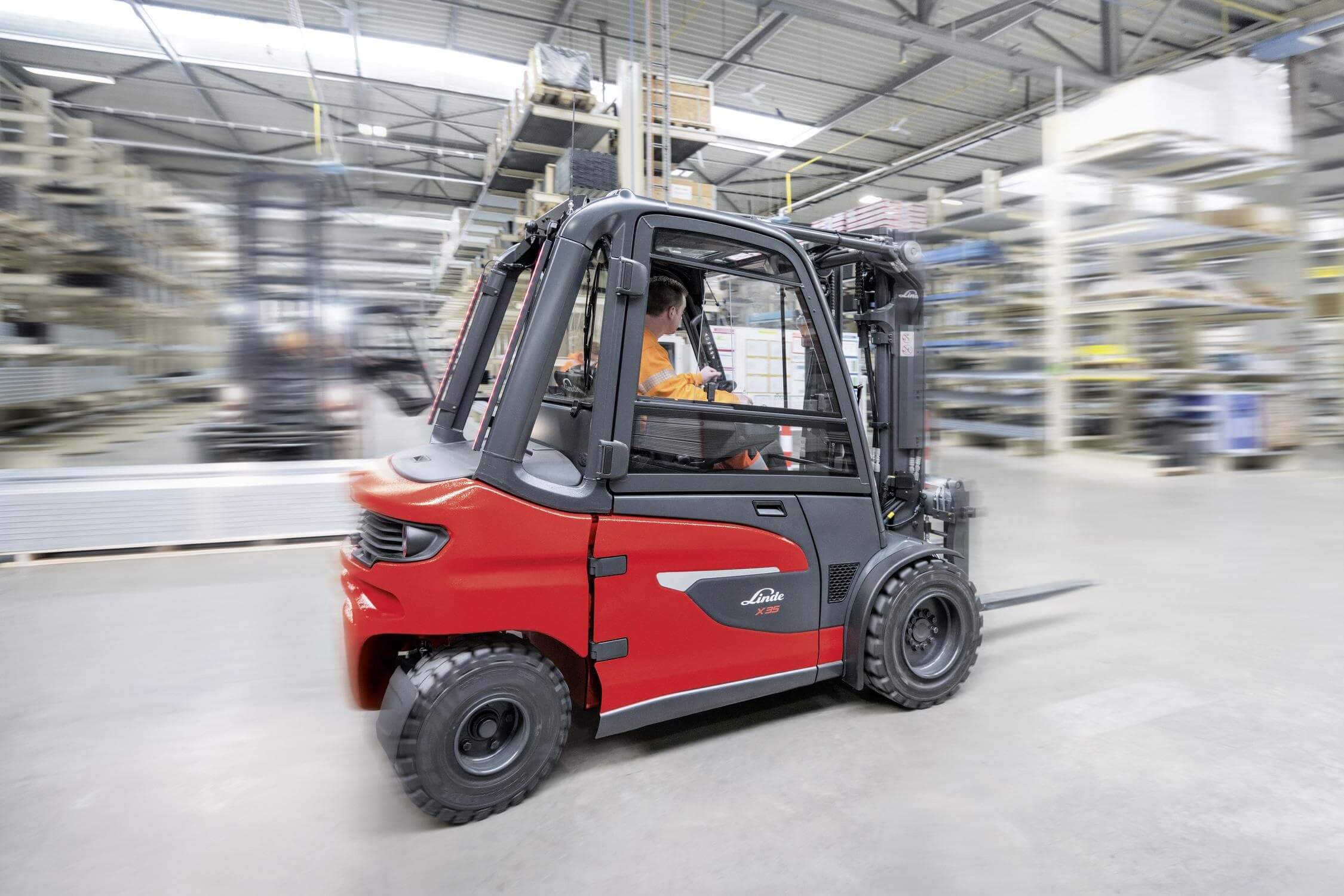 Chariot élévateur électrique X35 vitesse dans un entrepôt