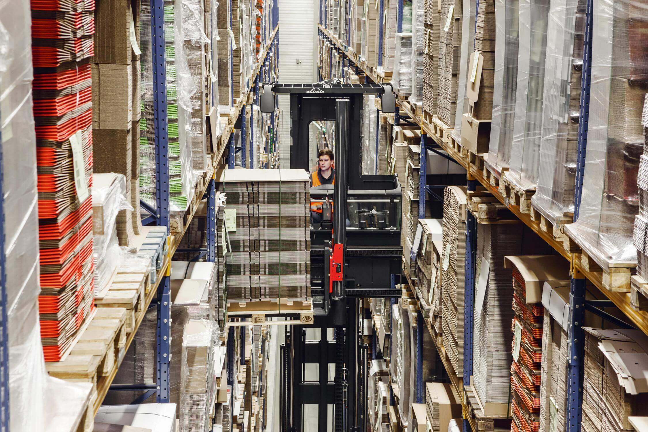 Linde smallegangentruck K-Modular in magazijn