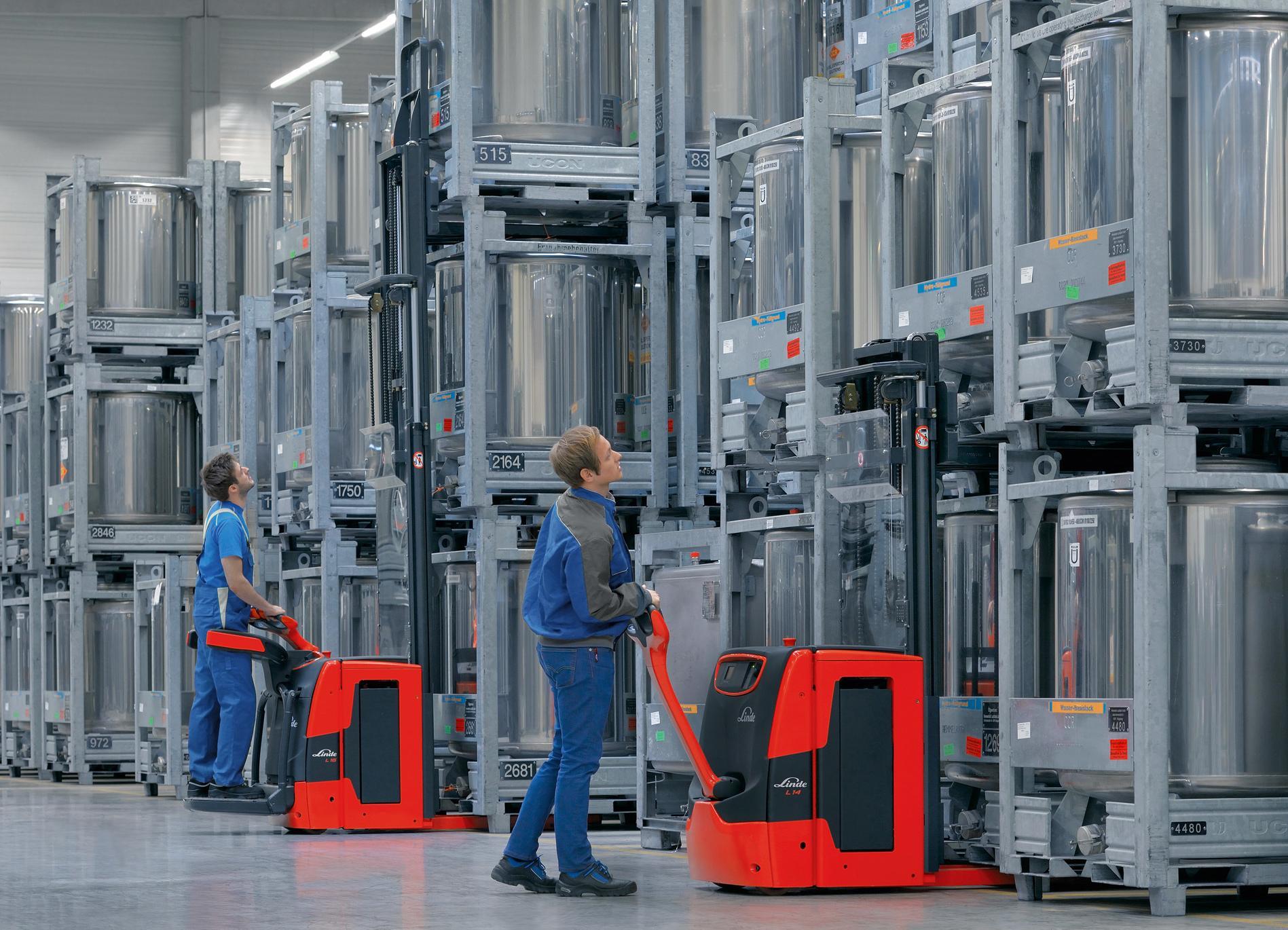 Linde stapelaar L14 L20 achterloop en opsta-model in magazijn