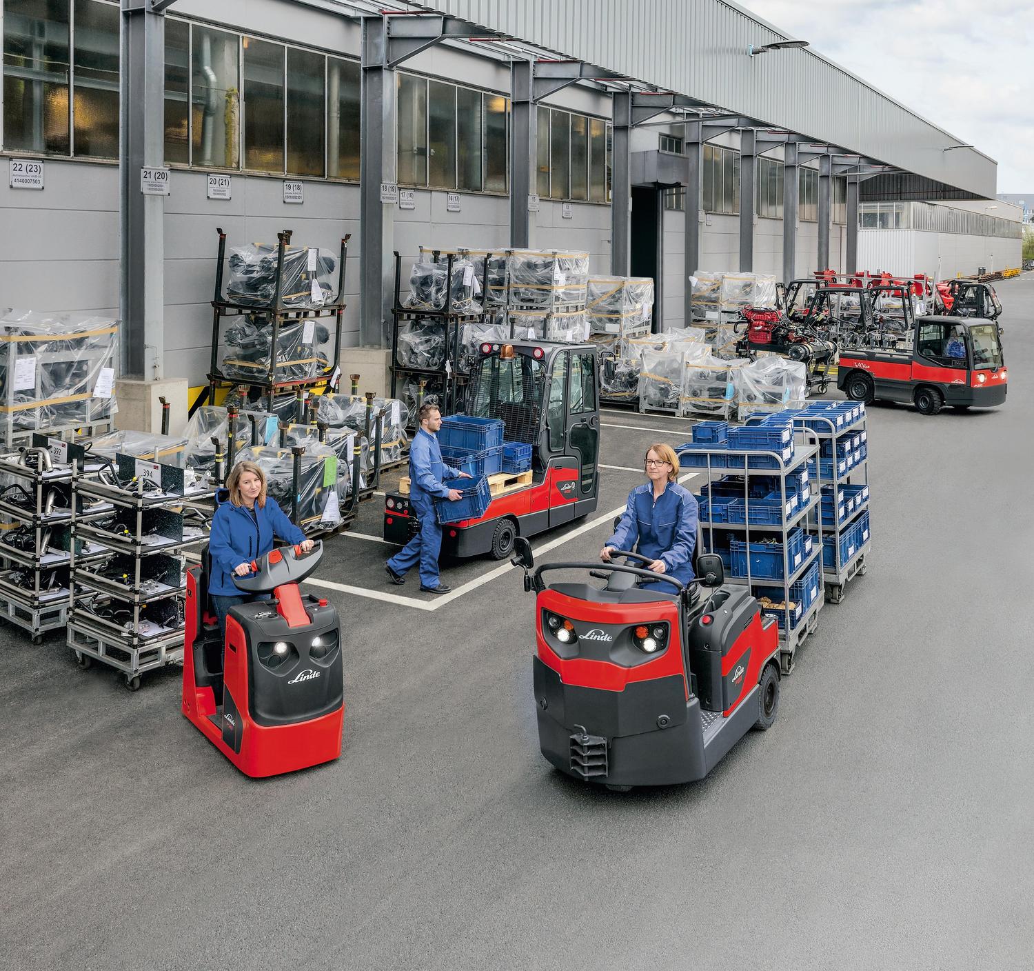 Linde trekkers P20 en P80 en P250 en platformwagen W08 buiten