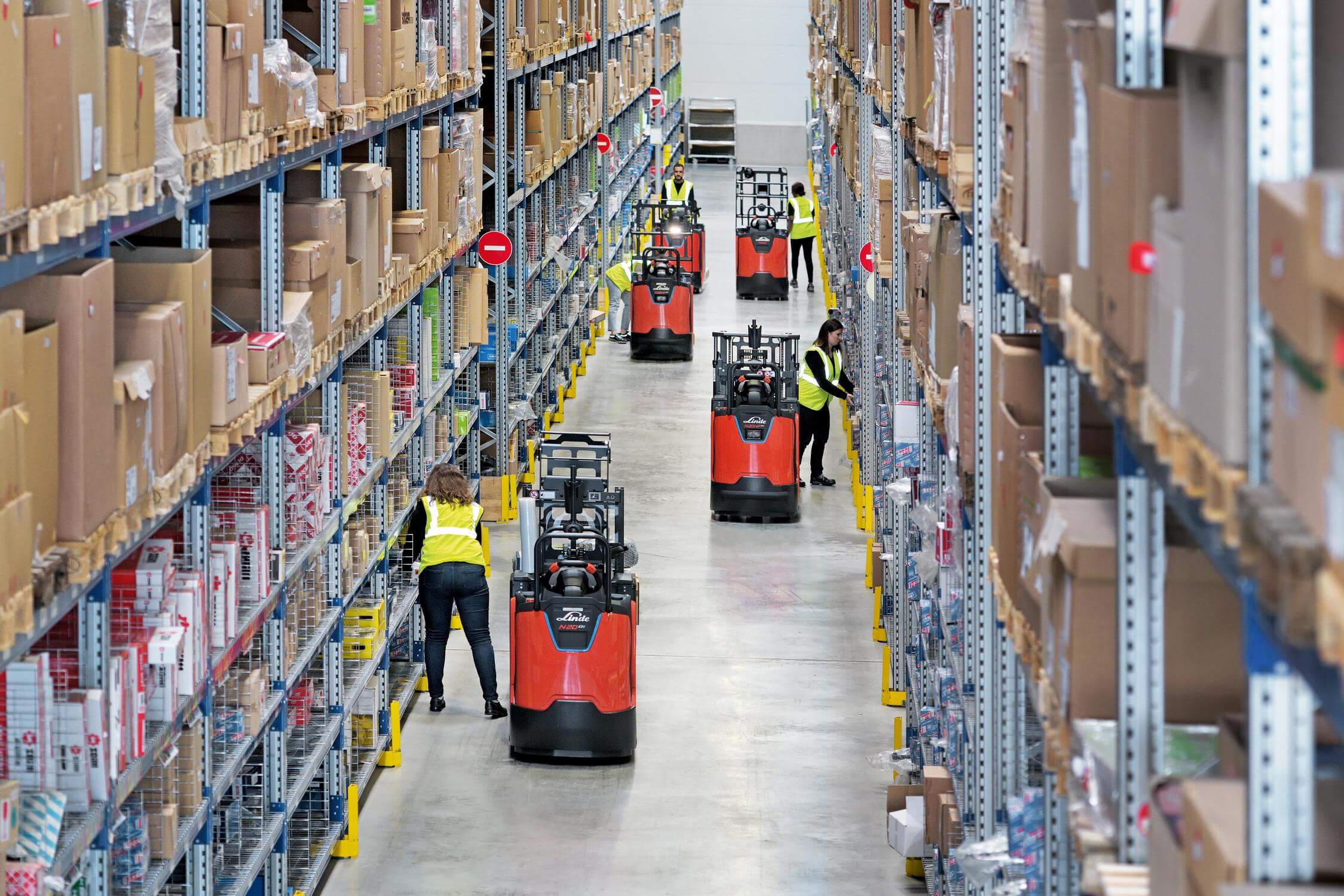 Meerdere Linde orderpicktrucks N20 N25 in magazijn