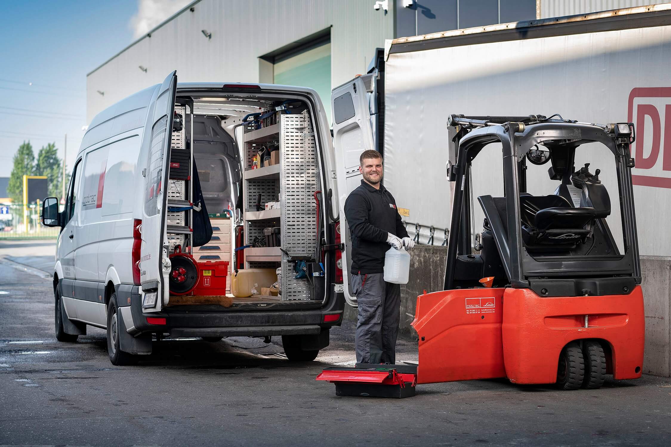 Technieker naast bestelwagen