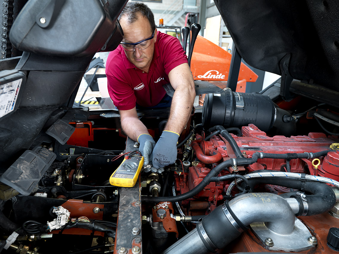 Technieker werkt aan motor heftruck