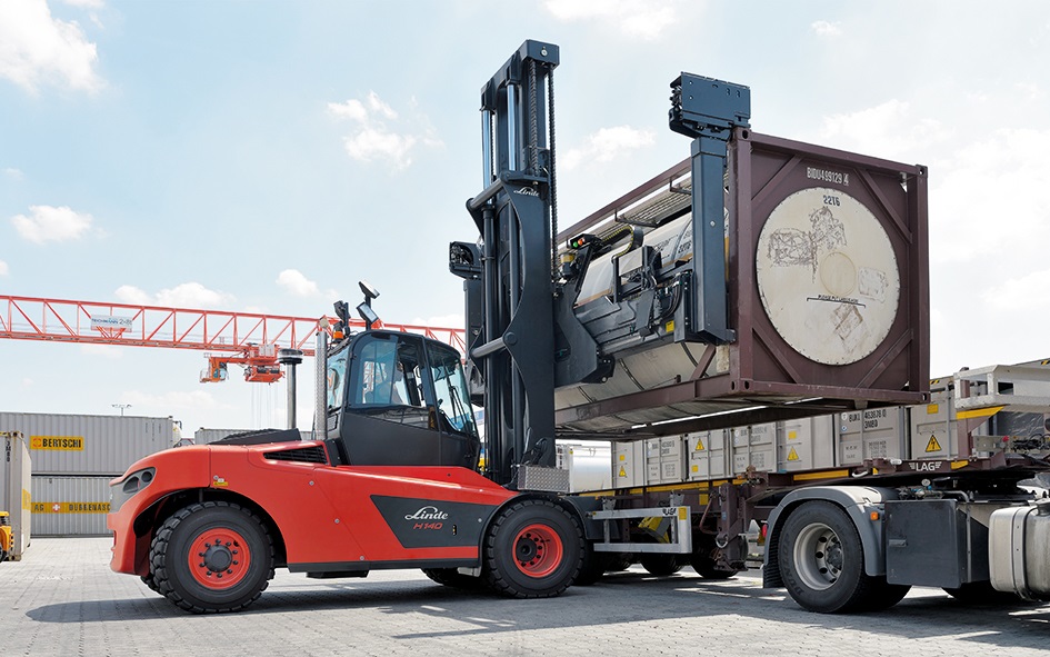 Zware Linde heftruck H140 met container in haven