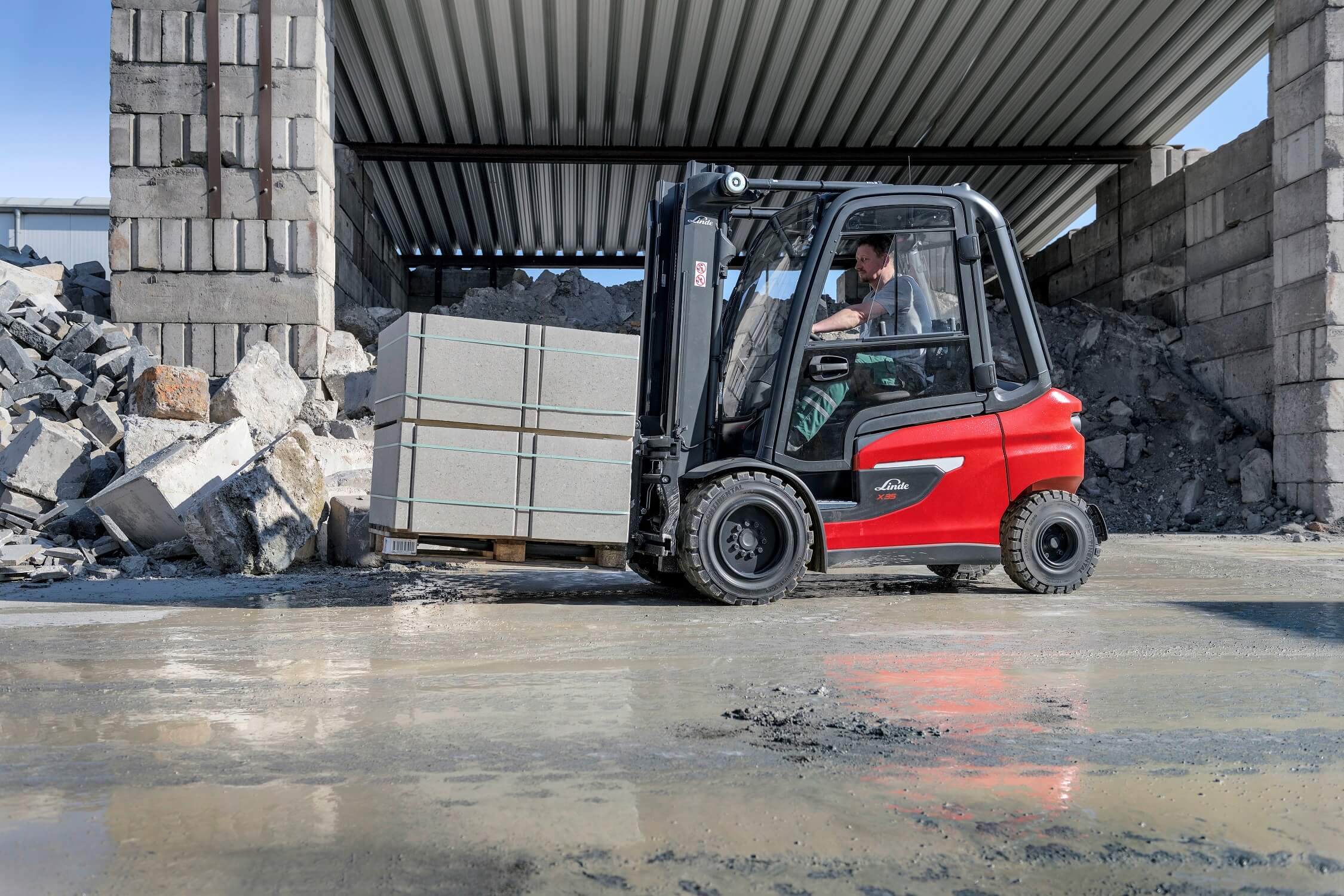 Elektrische heftruck Linde X20-X35 buiten met plas water