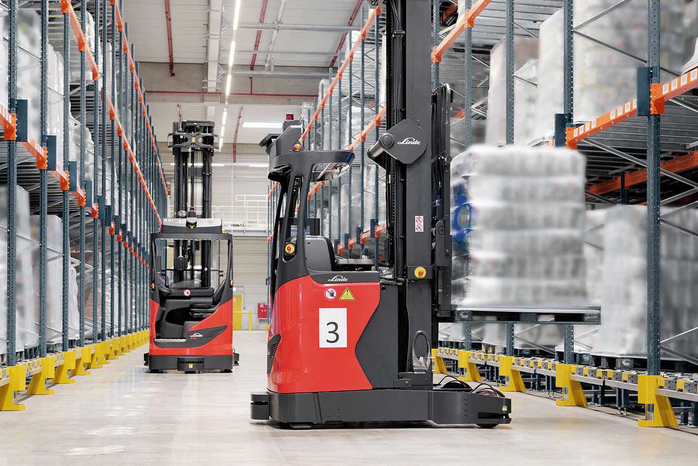 Linde R-MATIC met lading in magazijn