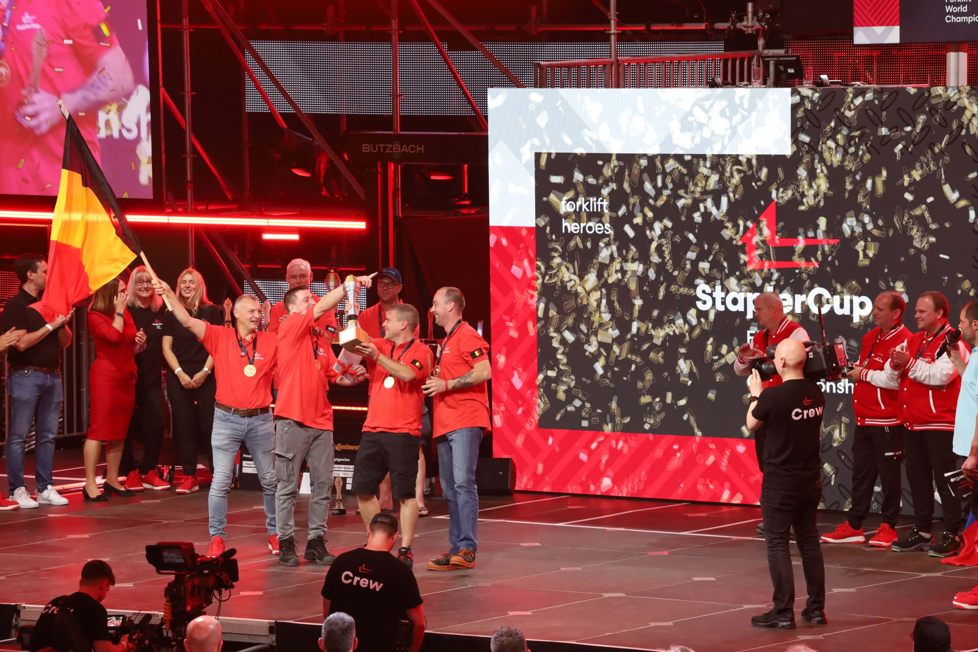 Belgisch team met Belgische vlag op podium StaplerCup