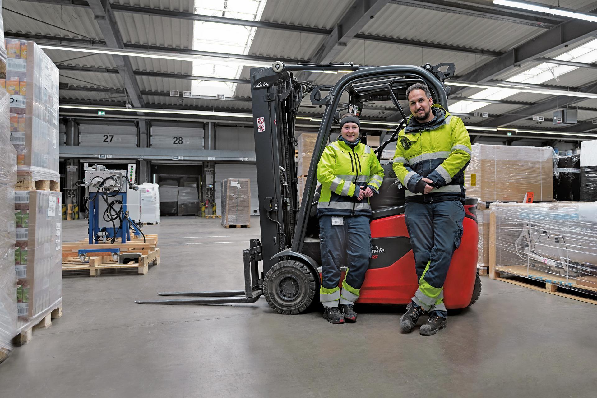 Medewerkers DB Schenker poseren voor hun E16 elektrische heftruck