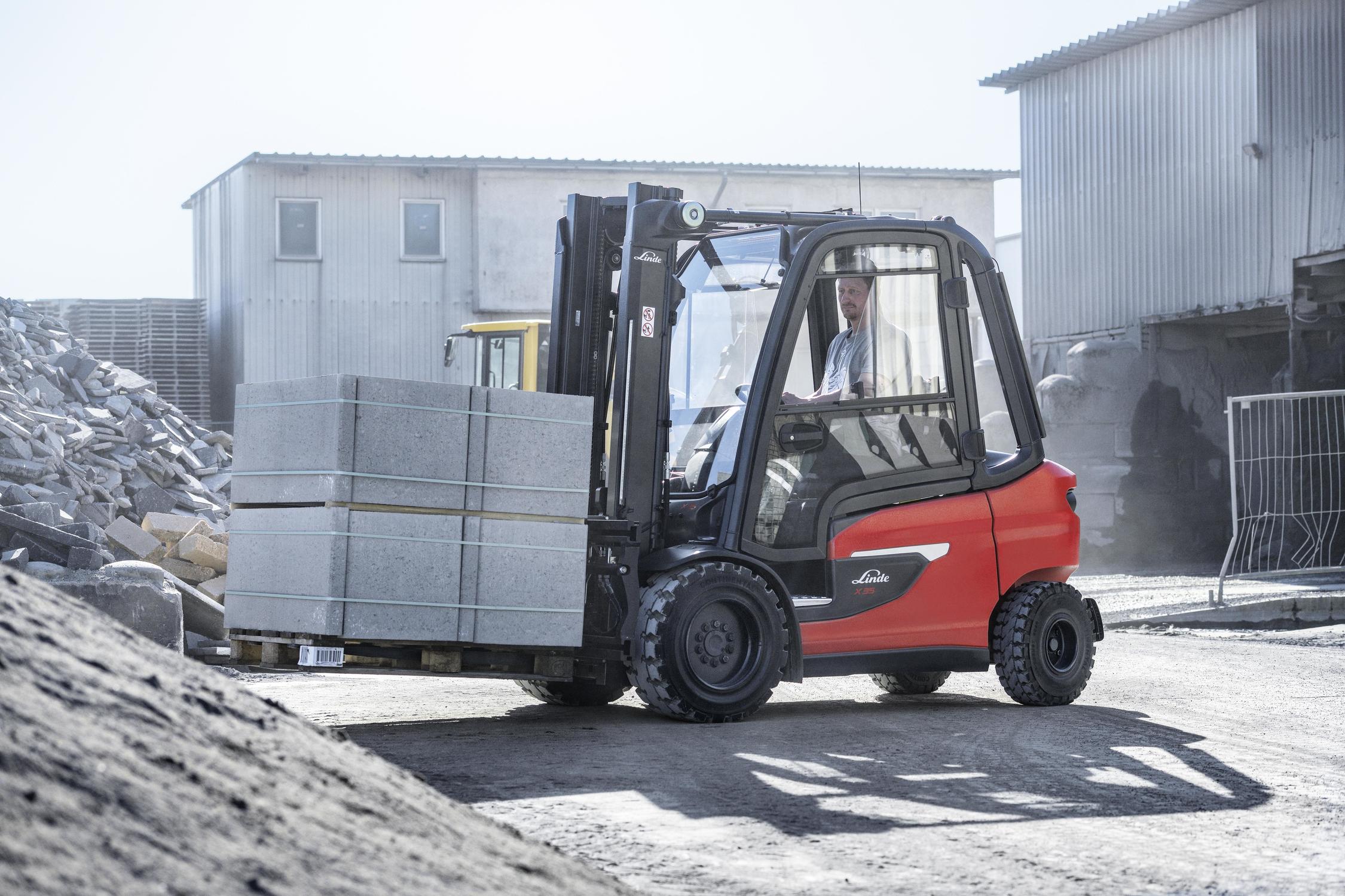 Linde elektrische heftruck X20 X35 buiten in stoffige omgeving bouwsector