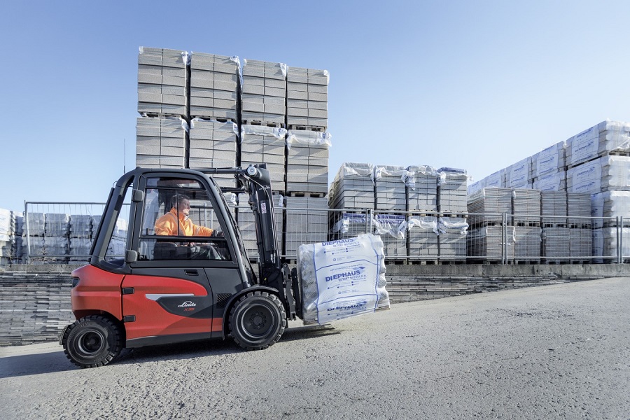 Linde elektrische heftruck X20 X35 transport stenen op helling met oneffen ondergrond buiten bouw