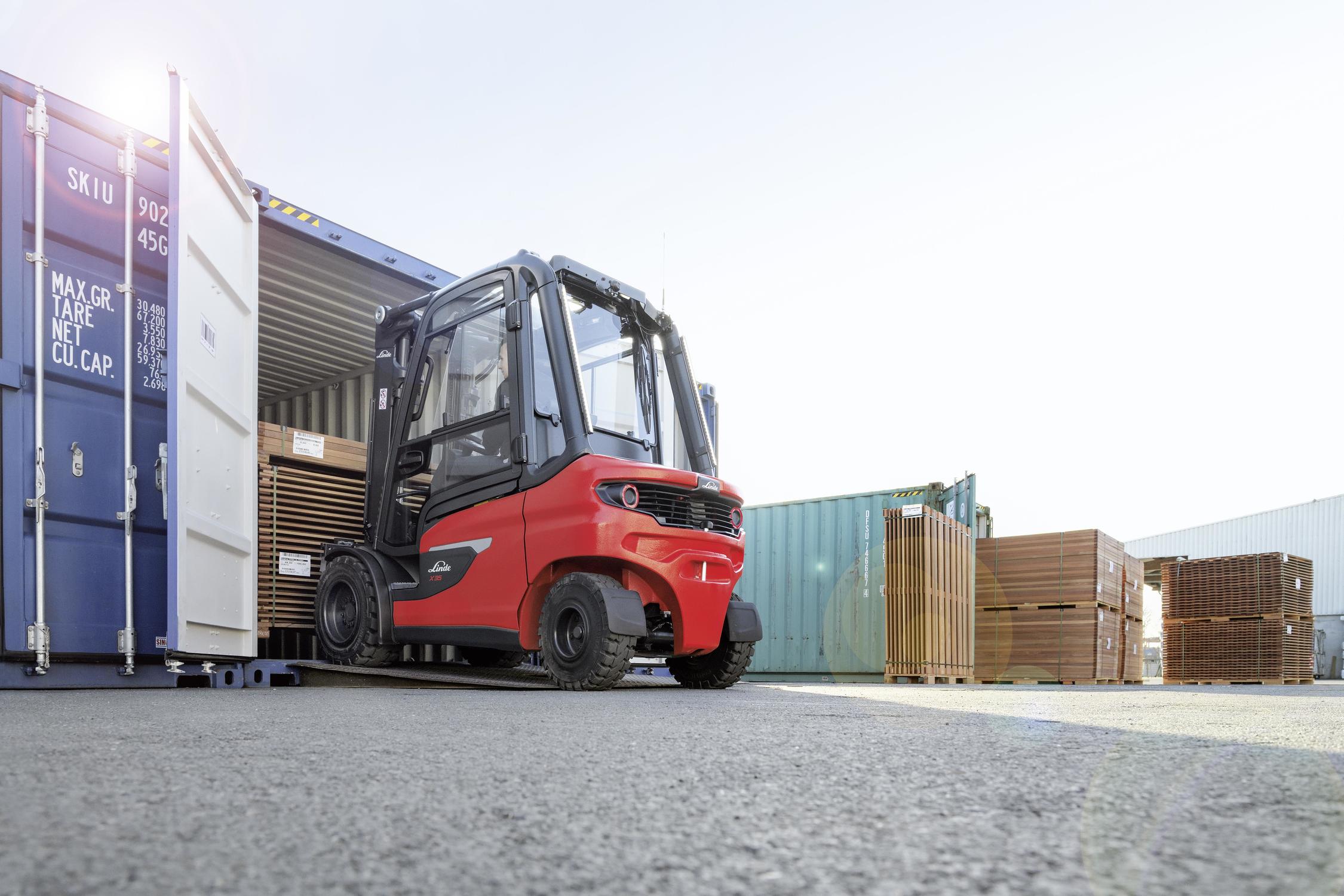 Linde elektrische heftruck hout inladen in container bouwsector