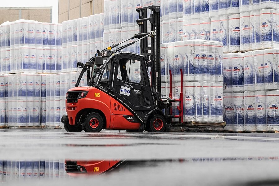 Chariot élévateur Linde chez URSA Benelux transport de matériel d'isolation secteur de la construction