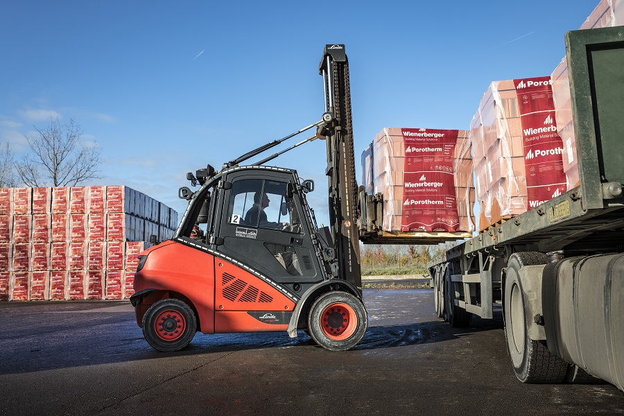 Linde thermische heftruck inladen en uitladen stenen uit vrachtwagen bij Wienerberger