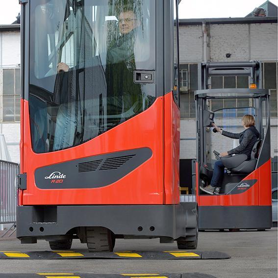 Linde R20 G reachtruck op oneffen ondergrond_vluchtheuvels