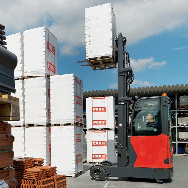 Linde R20 G reachtruck stapelt pallets buiten