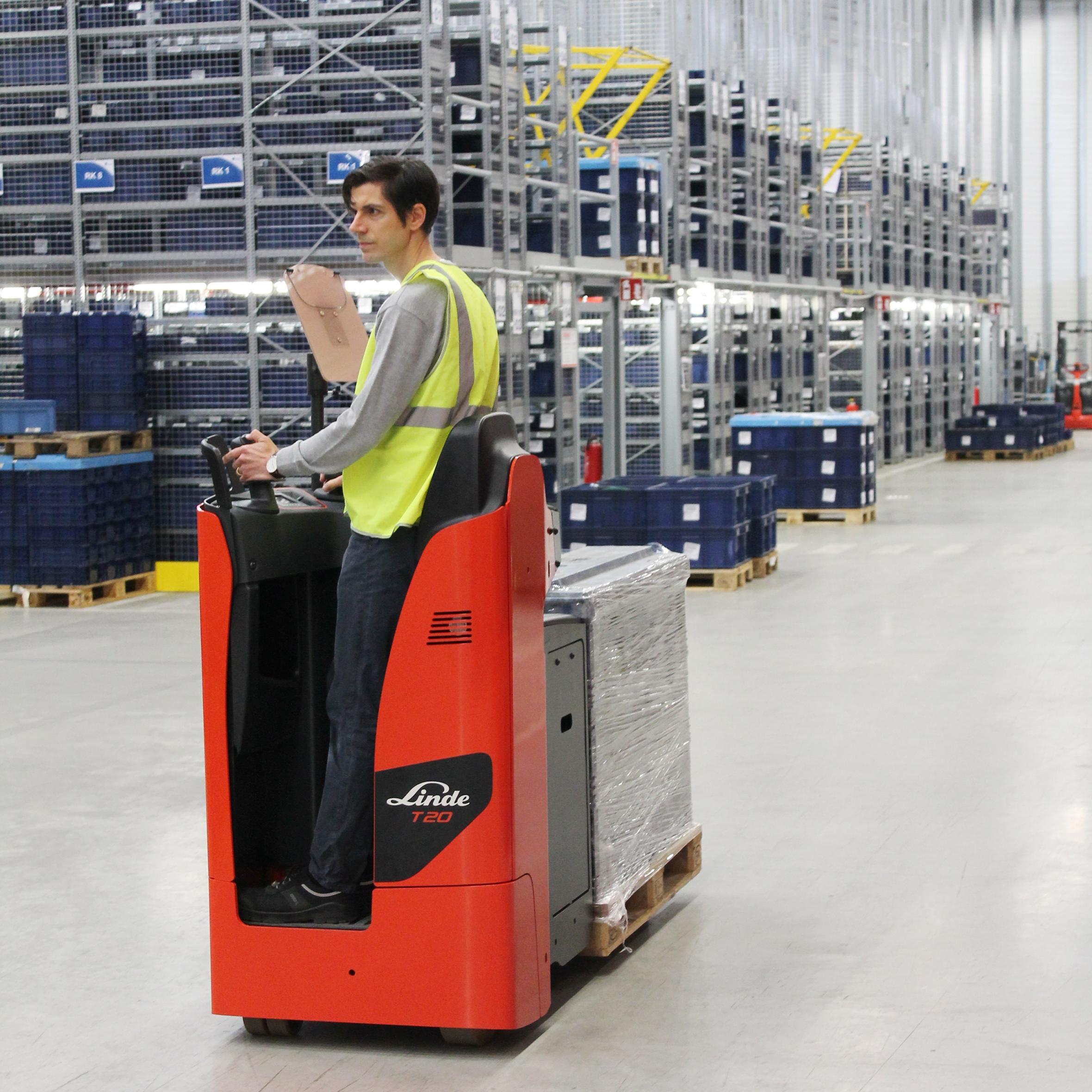 Linde T20S rijdend in warehouse