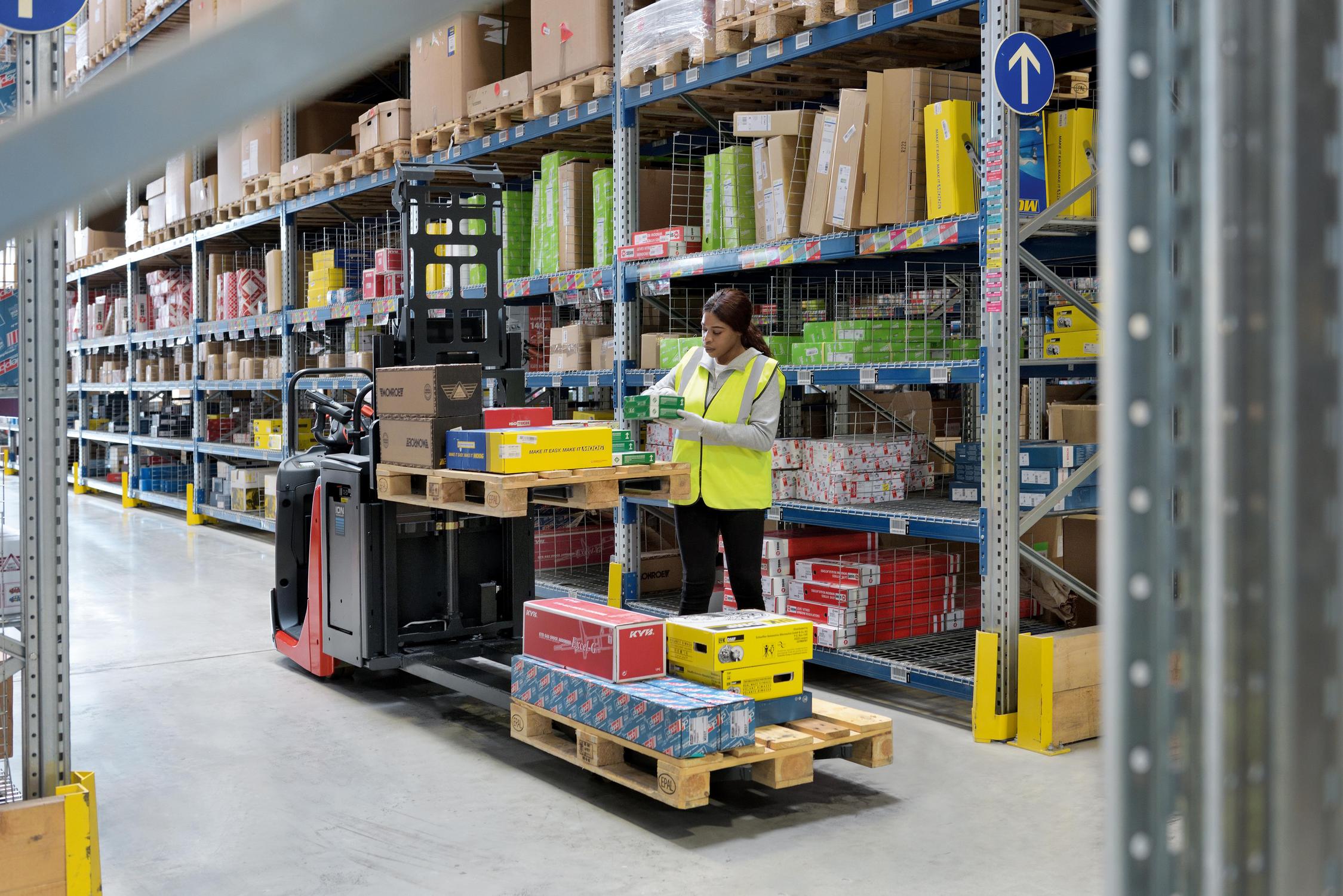 Linde orderpicker N20 gebruik als werkbank in magazijn