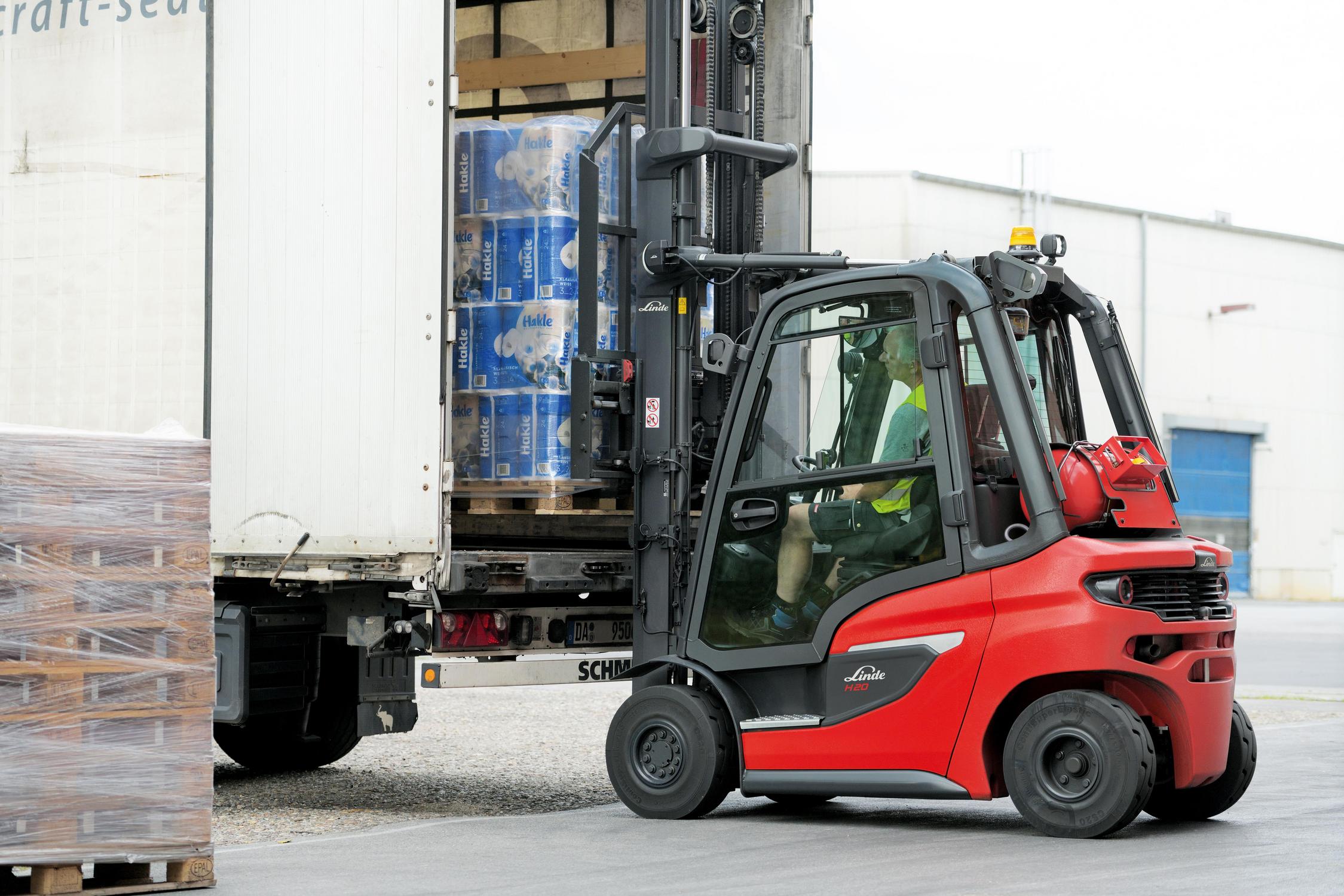 Linde thermische heftruck H20 1202 inladen vrachtwagen