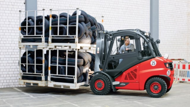 Linde thermische heftruck met autobanden op de vorken