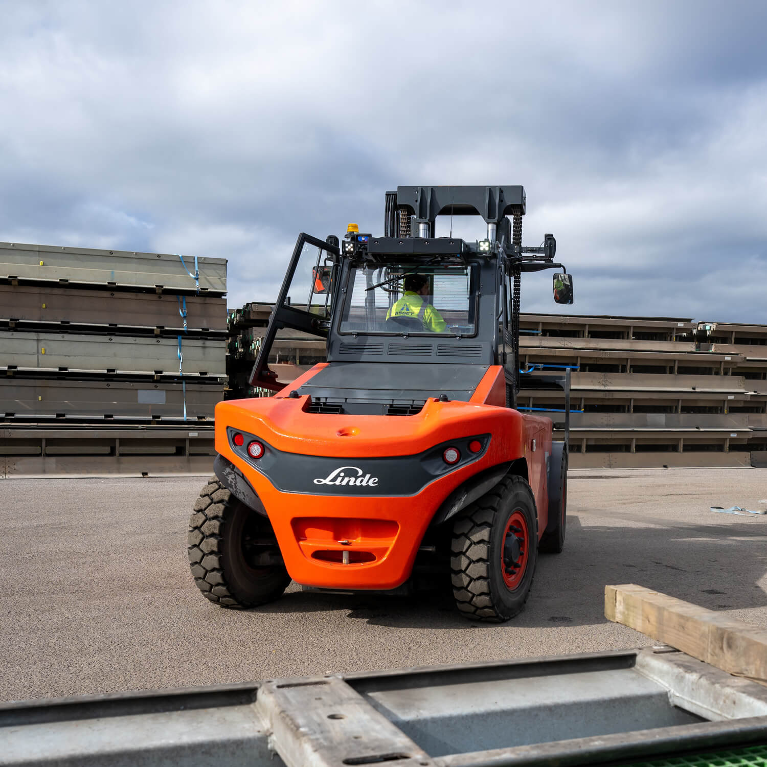 Zware elektrische heftruck Linde E100-E180 achteraanzicht doorkijkmast