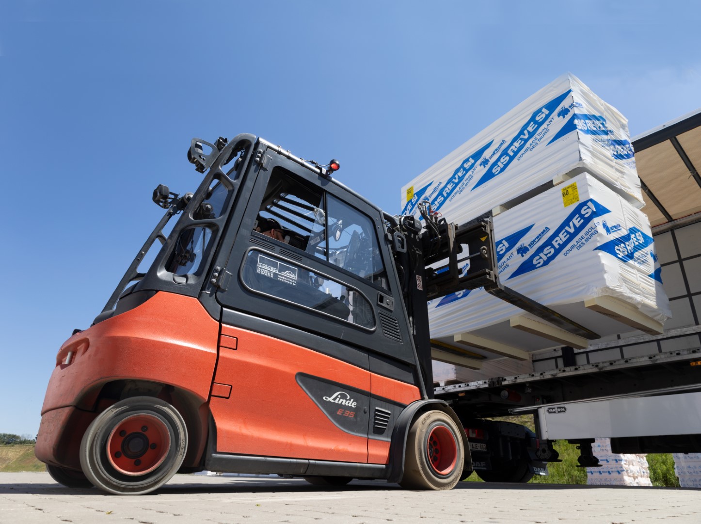 Elektrische heftruck Linde E35 van Motrac buiten bij Soprema Tongeren inladen vrachtwagen