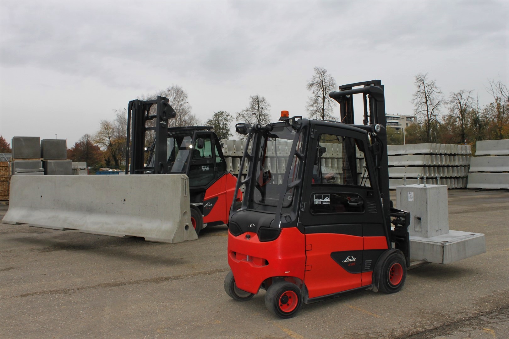 Elektrische heftruck Linde E80 en Linde E35 van Motrac bij Omnibeton