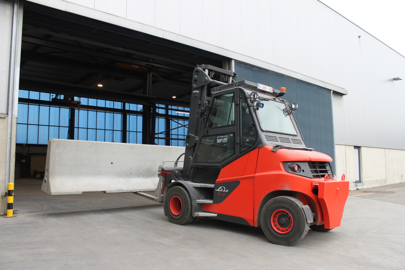 Elektrische heftruck Linde E80 van Motrac bij Omnibeton