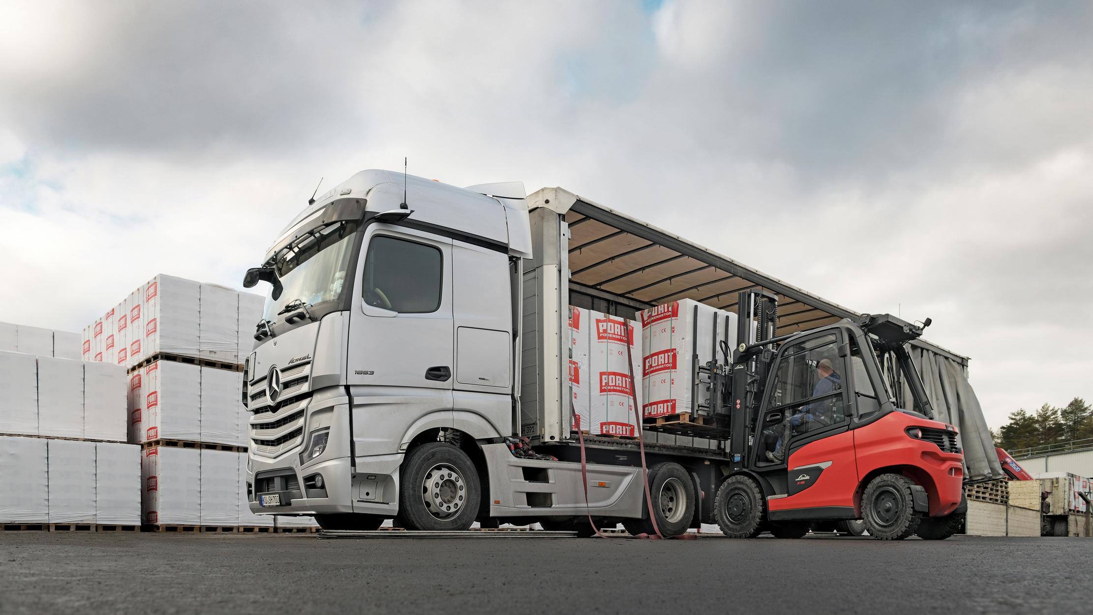 Elektrische heftruck Linde X45 laden en lossen vrachtwagen