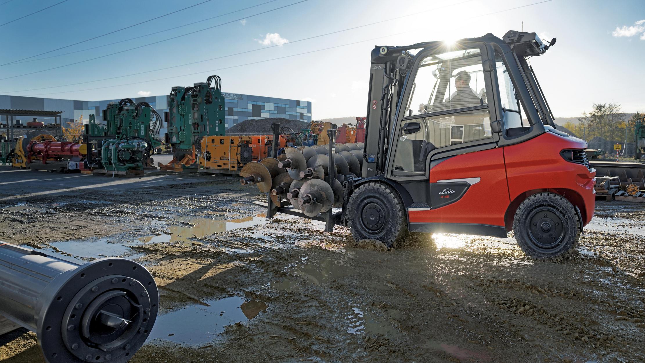 Elektrische heftruck Linde X45 op modderige ondergrond