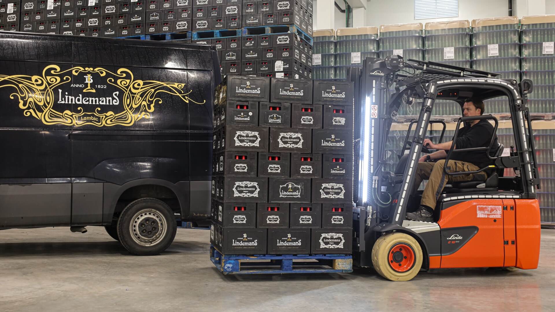 Elektrische heftruck Linde E16 aan bestelwagen Brouwerij Lindemans