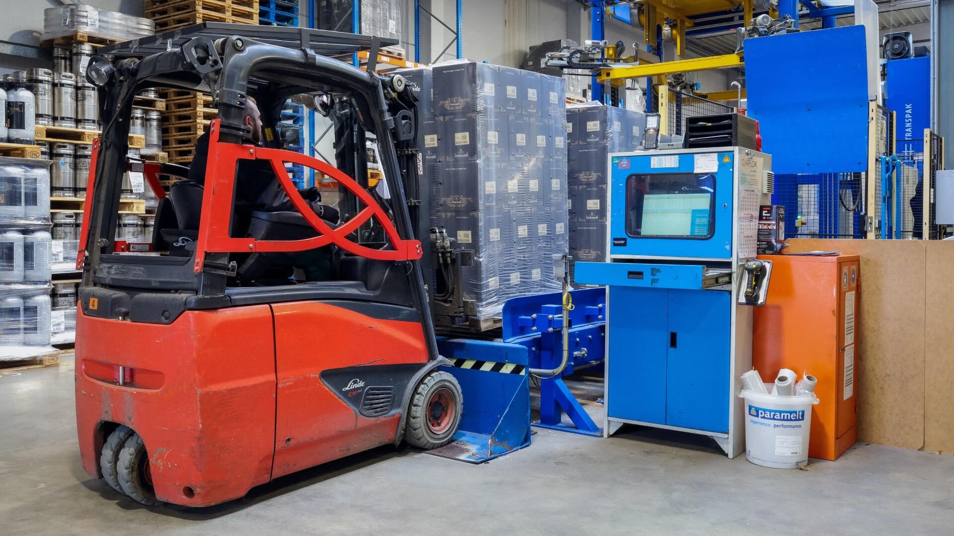 Tekstalternatief Elektrische heftruck Linde E16 aan rolband bij Brouwerij Lindemans