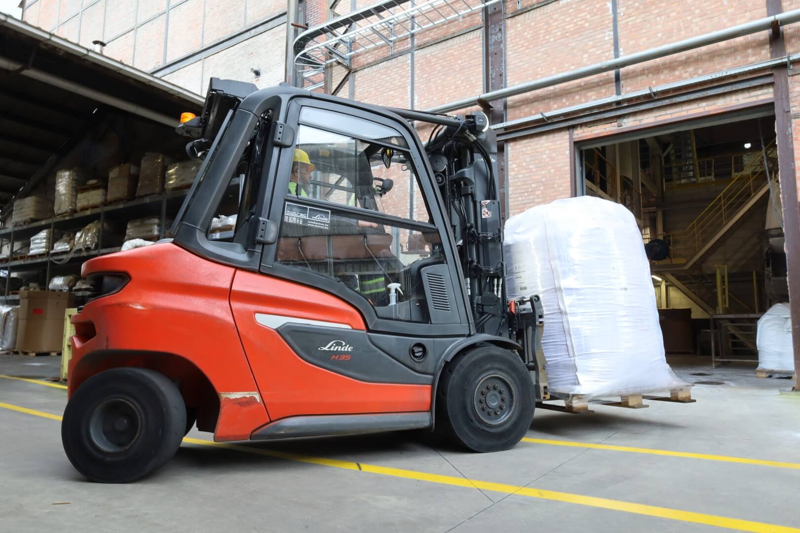 Linde H35 thermische heftruck onderweg naar het magazijn