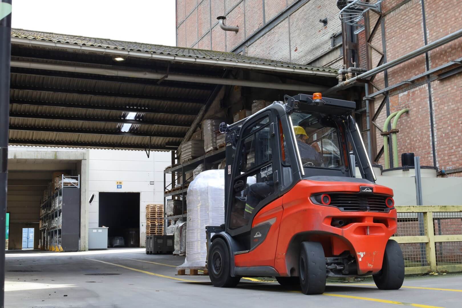 Linde H35 thermische heftruck onderweg op de site in Beerse