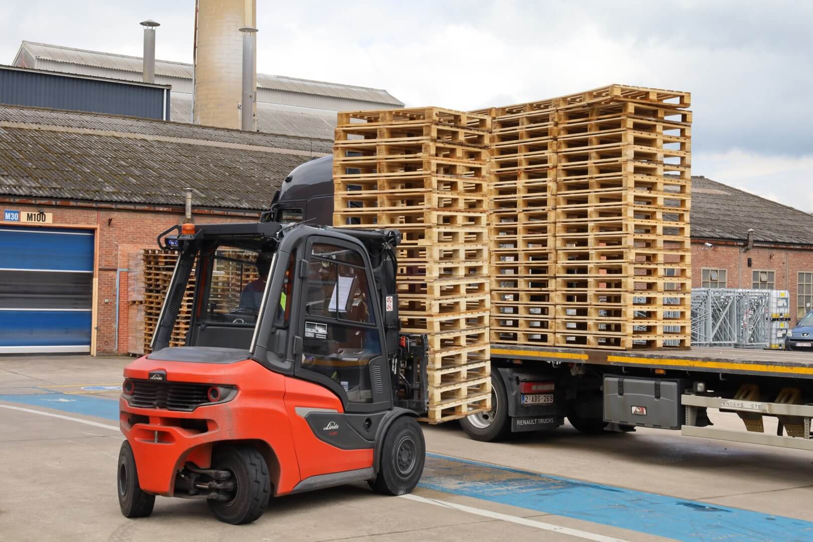 Linde H35 thermische heftruck stapelt houten palletten op vrachtwagen