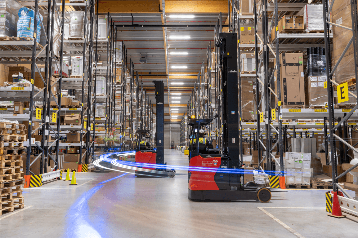 Linde reachtrucks met bewegingsstrepen