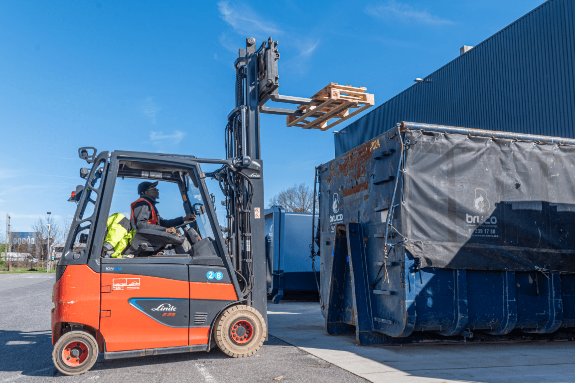 Elektrische Linde heftruck voor verwerking van afvalstromen