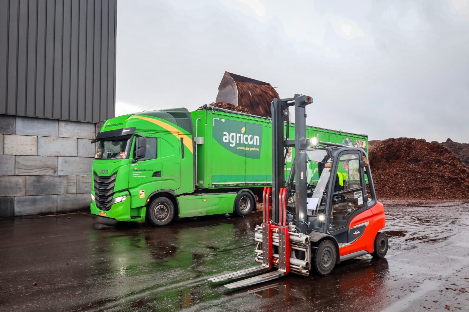 Linde heftruck voor groene Agricon vrachtwagen