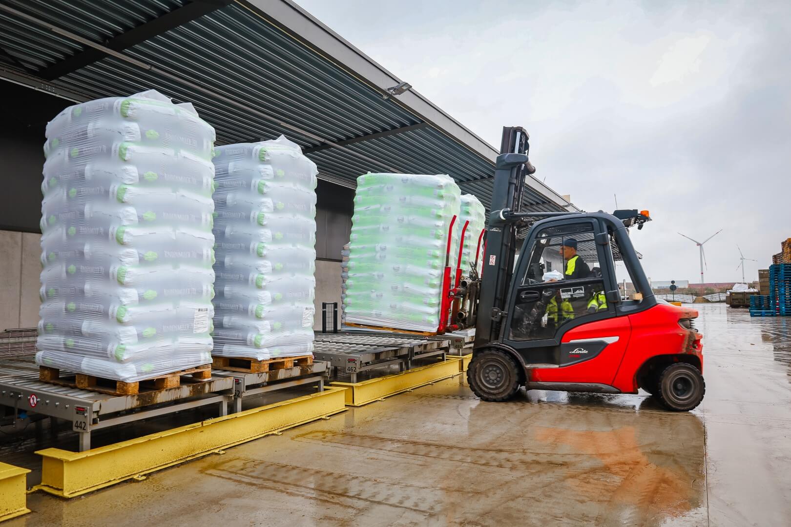 Linde heftruck aan lopende band Agricon