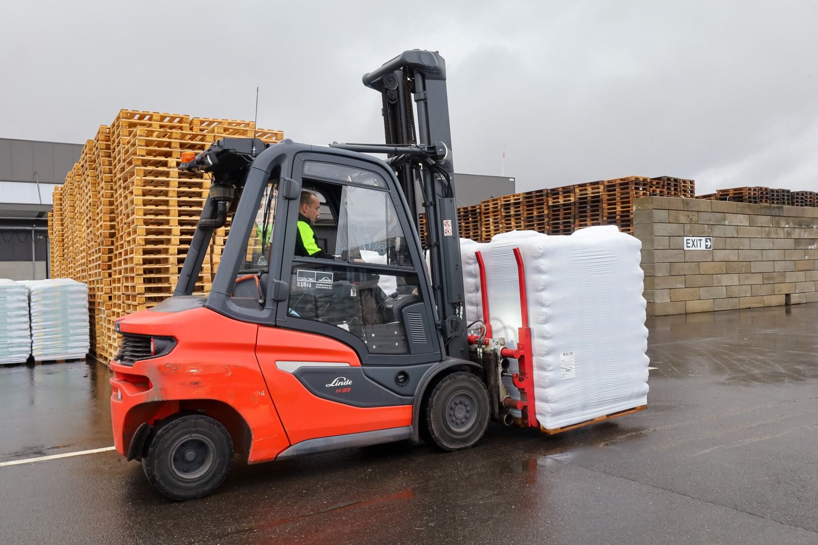 Linde heftruck op buitenterrein Agricon