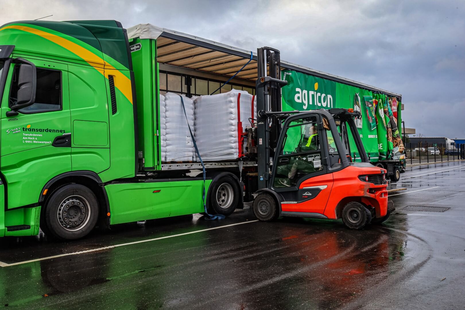 Linde heftruck laadt groene Agricon vrachtwagen in