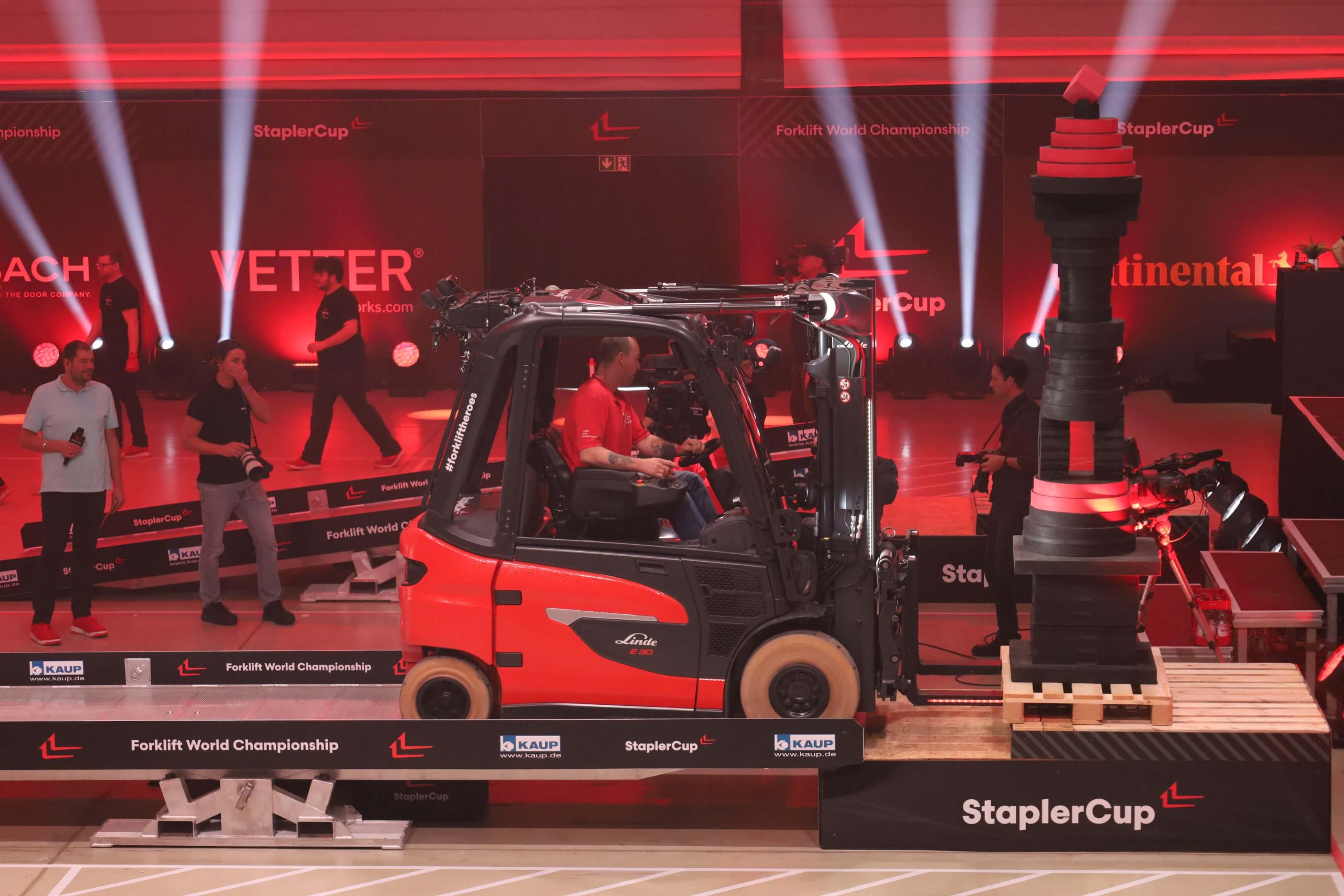 Jimmy Vleminx rijdt naar het podium met toren op vorken heftruck