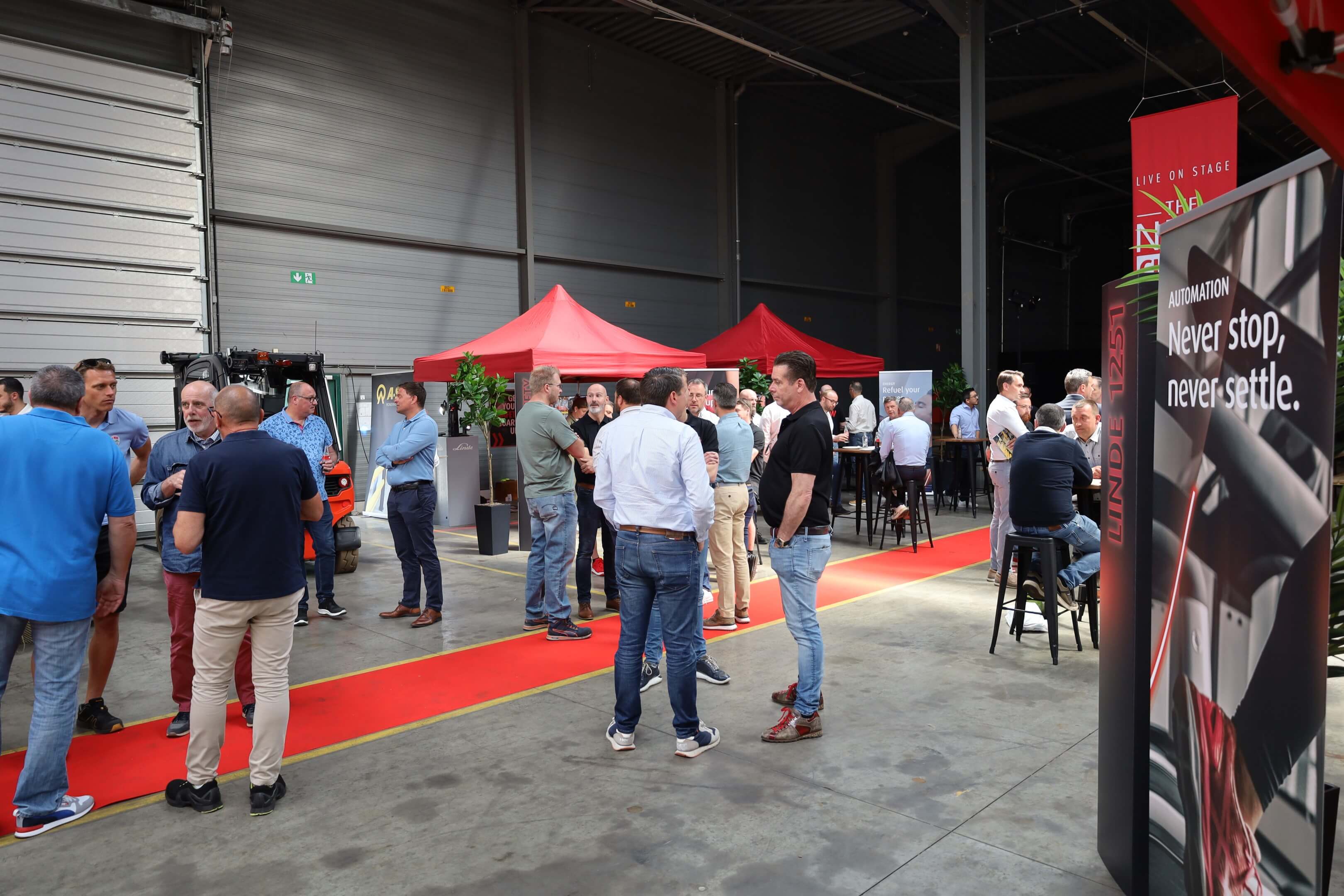 Bezoekers wachten op de start van de show op en rond de rode loper