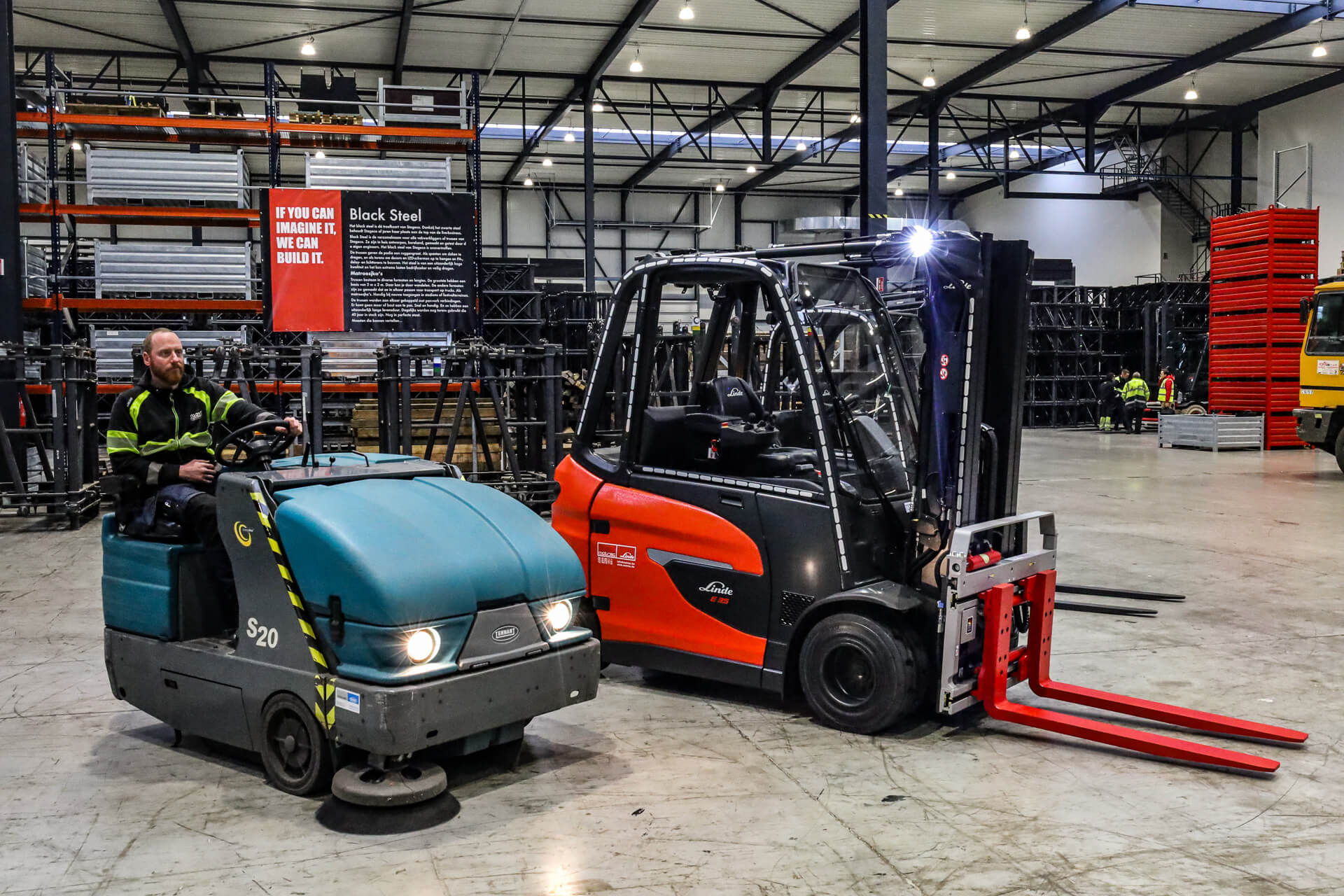 Tennant veegmachine en Linde heftruck in magazijn Stageco